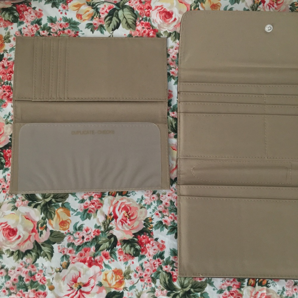 Metallic Tri-Fold Wallet - Picture 11 of 14